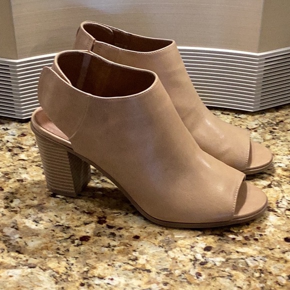 Candie’s open toe sandals. - Picture 2 of 8